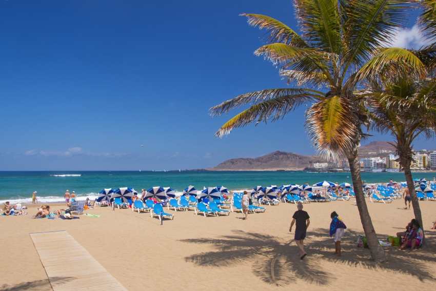 Pizza is perfect for eating on Las Canteras beach