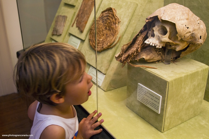 Boy looking at mummy in the Museo Canario 